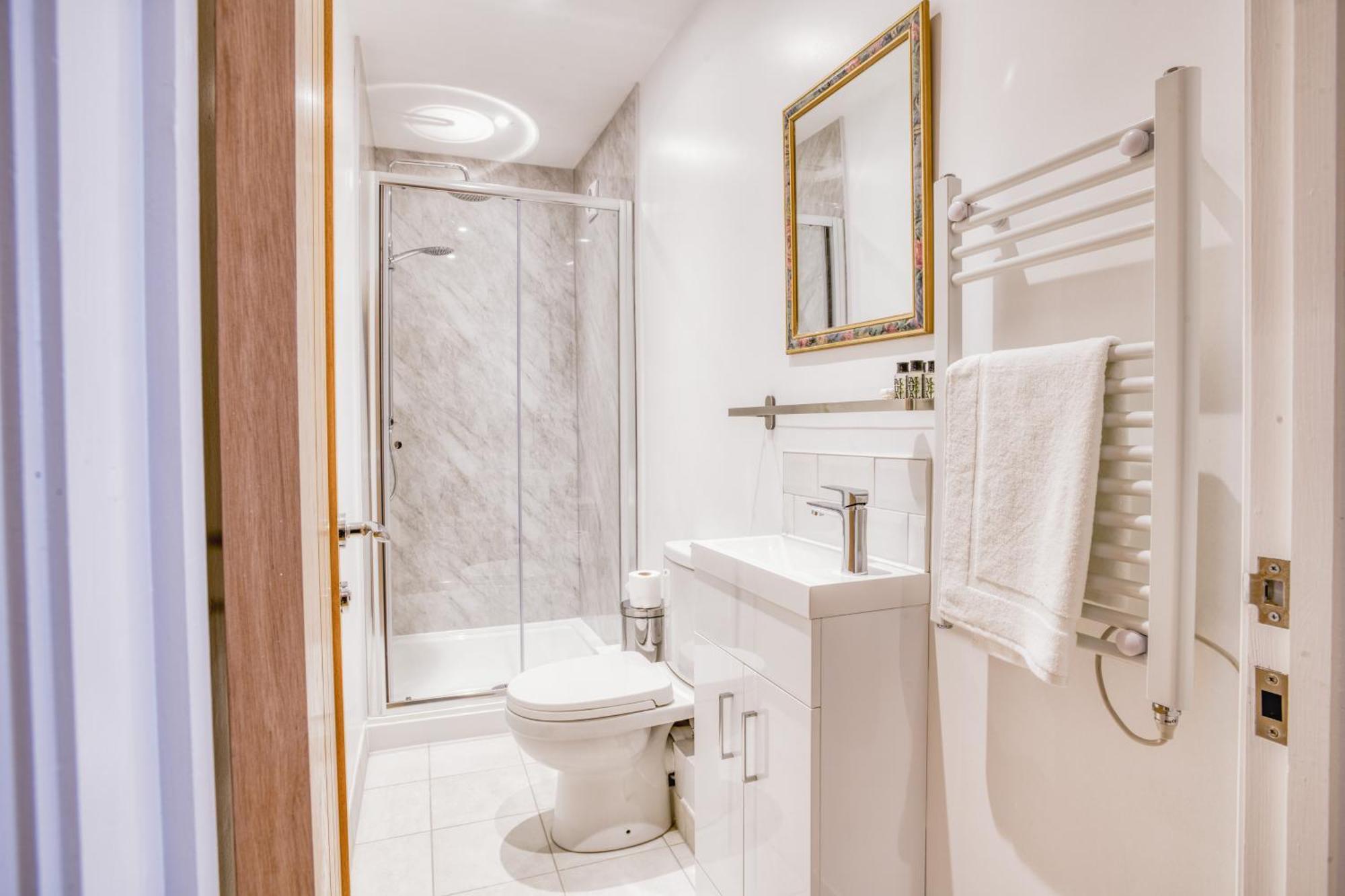 Suite 3 - 1 Bed Apartment King Size Bed リンカーン エクステリア 写真
